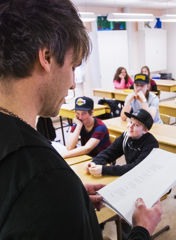 Anders Broqvist läser för elever