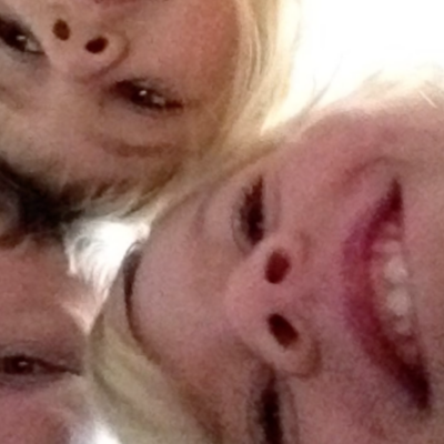 Tre barns ansikten i närbild