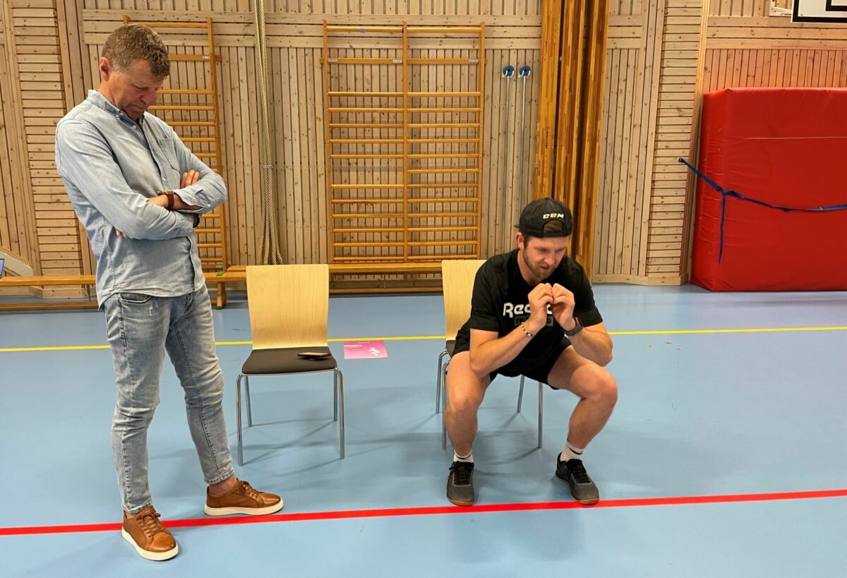 Ilia Iliev och Joakim Jönsson, lärare i idrott och hälsa på Älvstrandsgymnasiet i Hagfors, deltog i eftermiddagens workshop där ett verktyg gällande fysisk, psykisk och social hälsa samt kost och näring testades. Här testas benstyrka. Hur många benböj orkar du på en minut?