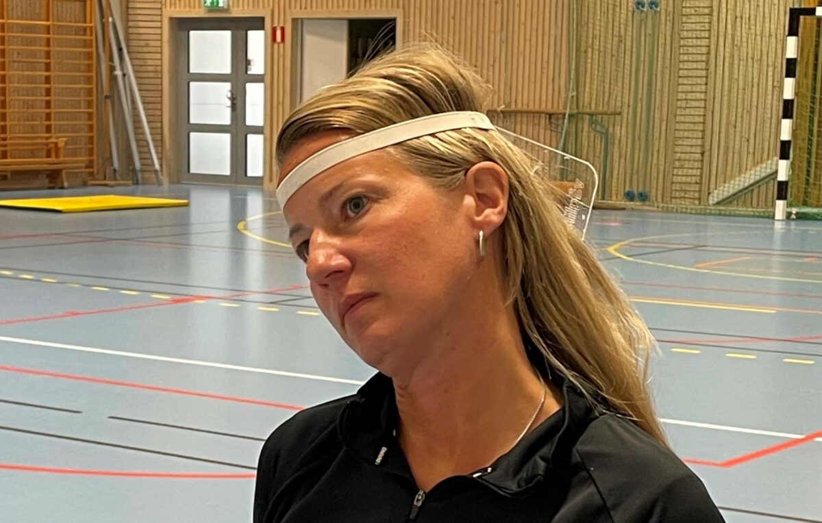 Anna Wargclou, lärare i idrott och hälsa på Karlstads Globala Gymnasium, deltog också i eftermiddagens workshop inom spåret idrott och hälsa. Här testar hon sin rörlighet i nacken.