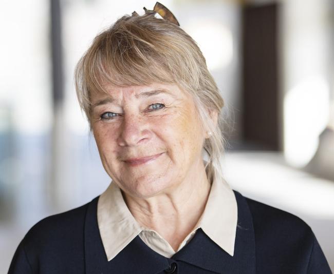 Porträttbild av Christina Olin-Scheller, professor i litteraturvetenskapens didaktik och pedagogiskt arbete vid Karlstads universitet.