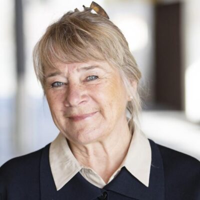 Porträttbild av Christina Olin-Scheller, professor i litteraturvetenskapens didaktik och pedagogiskt arbete vid Karlstads universitet.