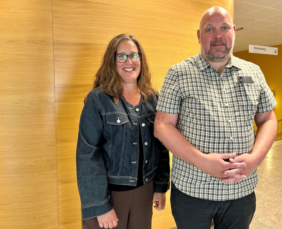 Bild på Åsa Melin och Anders Forsell, båda lektorer i historia vid Karlstads universitet, höll både en föreläsning och en workshop om betyg och bedömning.