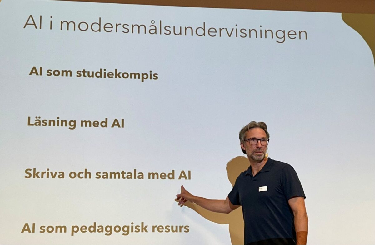 Bild på Johan Sköld, lärare och IKT-utvecklare vid Forshagaakademin, höll en uppskattad föreläsning om AI i modersmålsundervisningen.
