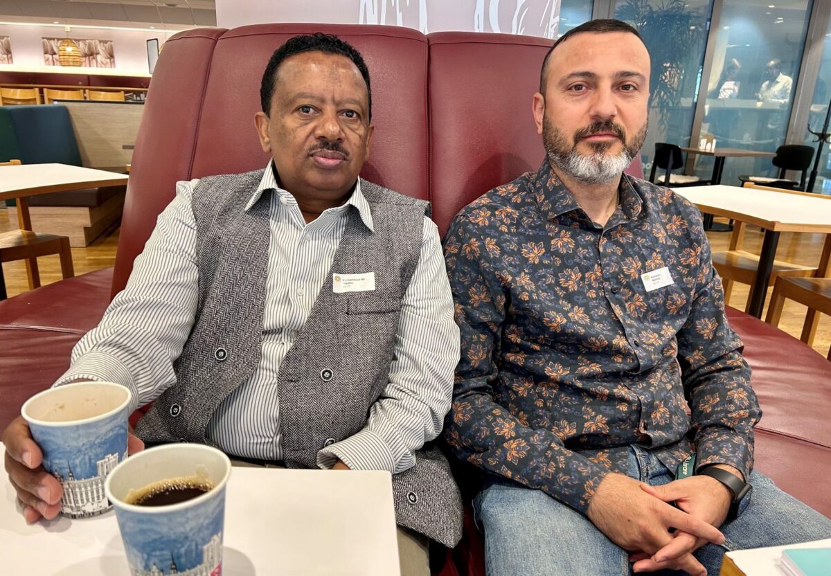 Mohammad Ali och Karwan Nemat från Kristinehamns kommun fikar i en soffa.