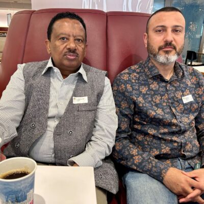 Mohammad Ali och Karwan Nemat från Kristinehamns kommun fikar i en soffa.