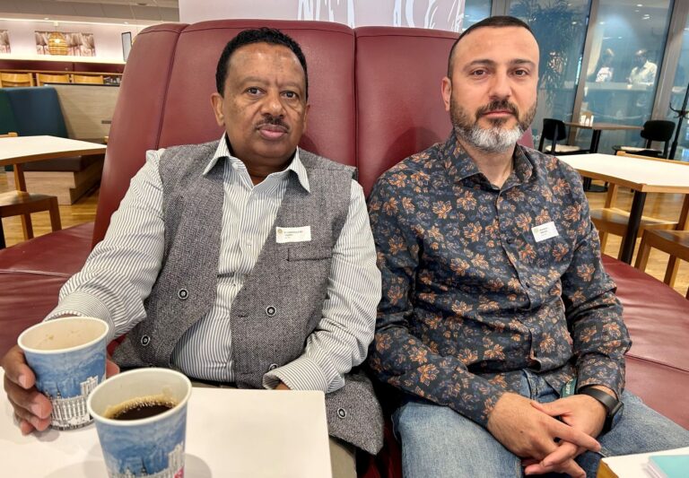 Mohammad Ali och Karwan Nemat från Kristinehamns kommun fikar i en soffa.