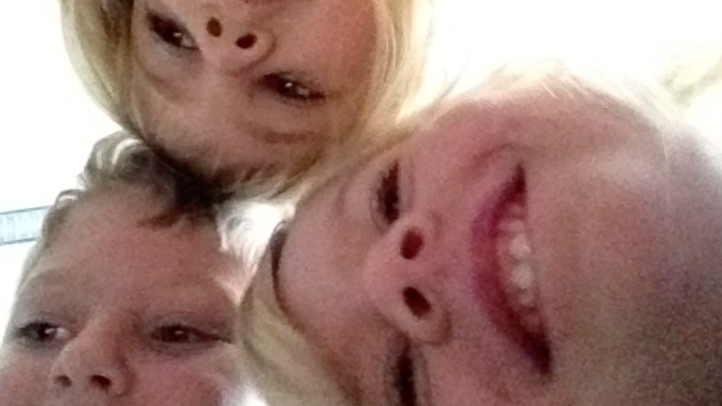 Tre barns ansikten i närbild