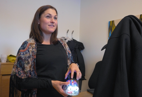 IT-pedagog Anna Stefansson med en Blue-bot