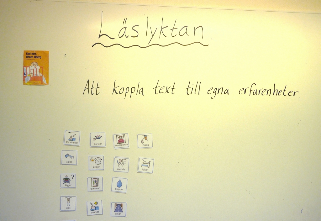 En whiteboard med texten "Läslyktan - At koppla text till egna erfarenheter" och en bild på boken God natt, Alfons Åberg och ord från boken med bildförklaring.