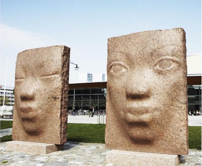 Stenskulpturer, två stora ansikten