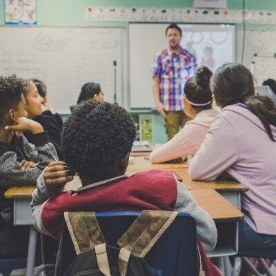 Lärare talar framför en klass