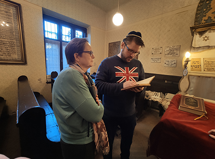 Ulrika Fröding och Robin Hall under vårt besök hos Jakab Gláser Foundation (judisk stiftelse) som höll i besök i en synagoga samt en interaktiv upplevelse baserad på att vara judisk under andra världskriget. Budapest, november 2019.