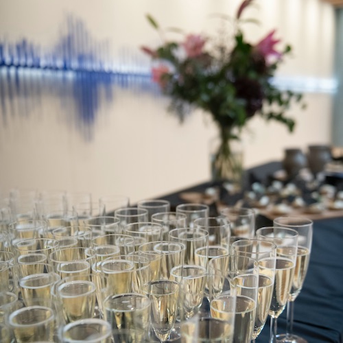 Champagneglas på ett bord i ett utställningsrum.