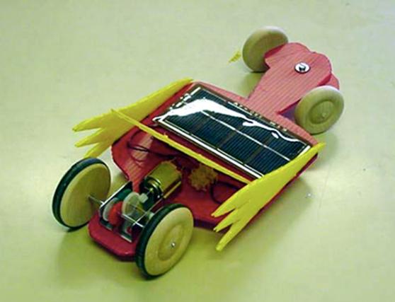En liten bil byggd i trä, gummi och med solcell.